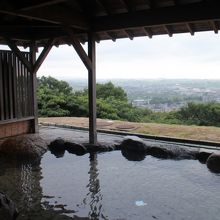 更に雰囲気の良い露天風呂も。眺めは内湯の方が良いかも。