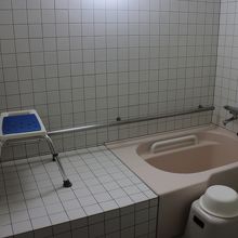 部屋風呂は介護施設のようで、車椅子の方でも利用できそう。