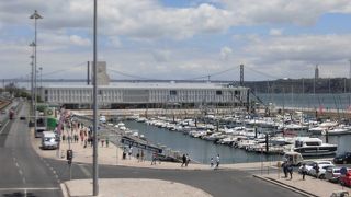 マリーナの横の通り