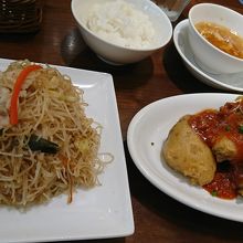 ビーフンは辛い味や汁麺も選べます