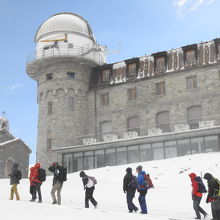 雪の上なので慎重に歩きます。