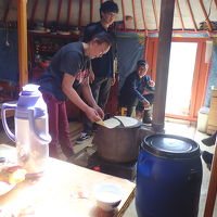 現地の方のゲル。スト－ブの上で捏ねた麺種を焼いてます。