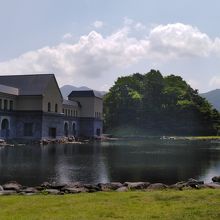 池と美術館