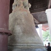 現存するヒビの入っていない世界最大級の鐘だそうで、ミングォン・パヤーが完成しなかったので近くのお堂につるされています。