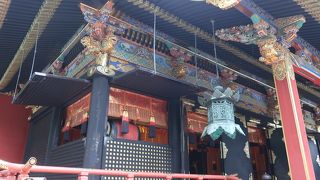 急な山の斜面にあります。