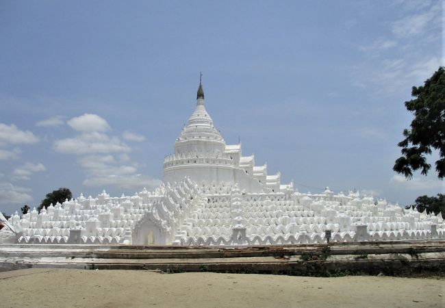 ミャングォンにある古代インドの世界観の中で中心にそびえる須弥（スメール）山を模した白い仏塔です。