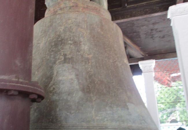 現存するヒビの入っていない世界最大級の鐘だそうで、ミングォン・パヤーが完成しなかったので近くのお堂につるされています。