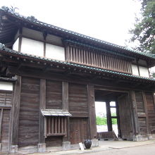 北門は亀甲門、近くに津軽藩ねぷた村バス停在り