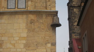 家の壁に鐘が・・・