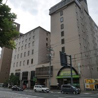 道路の反対側から見たホテルの外観です。