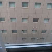 窓からは隣のビルが見えるだけです。少し残念。