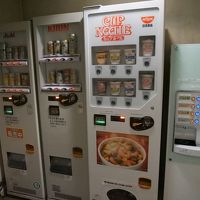 備え付けの自販機の値段は良心的でカップヌードルも有ります。