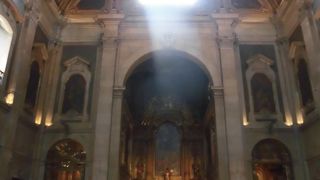 内部の装飾は見応えがある