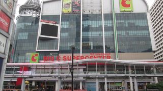 向かって左右の場所にファストレーンがあります