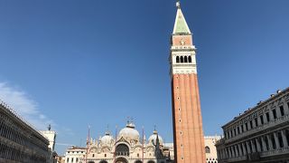 昼も夜も多くの人で賑わう