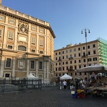 入口にアーミーと手荷物検査ブース