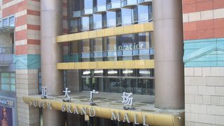 東方明珠塔の向かいにあります