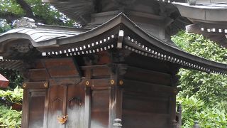 浅草寺本堂、左側、影向堂近く、九頭龍権現のお隣にあります。