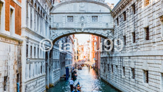 ヴェネチアはどこも混雑していて、この橋の撮影ポイントも例外ではなく、かなり混雑していました。