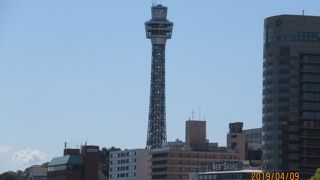 遠くから眺めるマリンタワー