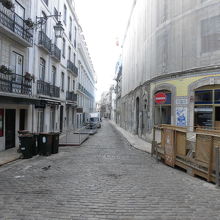 朝の通りの風景