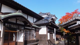 かつての豪邸の一部分のみ保存