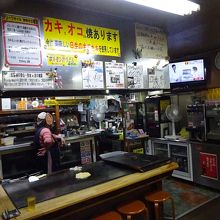 私が座った席。店のおばちゃんが焼いてくれた。