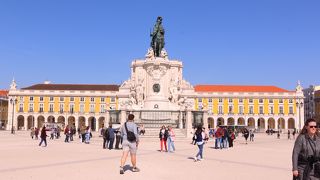 川辺の宮殿跡地