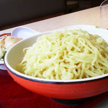 結構多めの「ざる冷やしつけ麺」と「半炒飯」