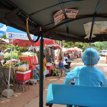 市場を通ってホテルに戻りました
