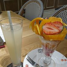 パフェとチケットサービスのジュース