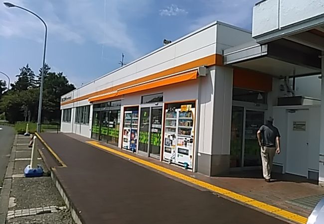 (北上金ヶ崎PA)　トイレや自動販売機の他にスナックコーナーがあります。