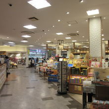 コンビニも併設、お土産は各方面の物が揃い楽しい♪