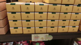 焼きたてパンもデザートもパイナップルケーキも揃う！