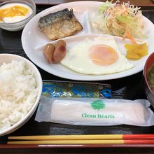 朝ご飯はシンプル。夕飯付きに出来る日もあります。