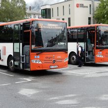 グドヴァンゲン行の路線バス(多客期は台数が増えます)