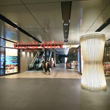 地下連絡通路からもアクセス可能