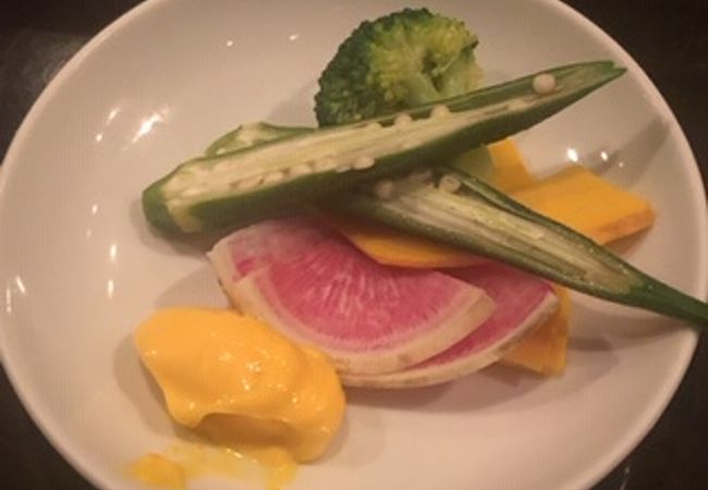 隠れ家のようなダイニングバーです