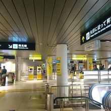駅構内の表示に注意