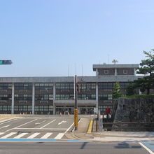 唐津市役所と肥後堀