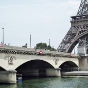 トロカデロ庭園からエッフェル塔へ行くときに渡ります