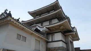 玉藻公園内にある、現存する櫓。本来の意味は月見でなく「着見櫓」だそうです。