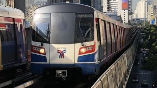 バンコク上空を駆け巡る