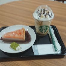 タルトもフラペチーノも美味しくいただきました。