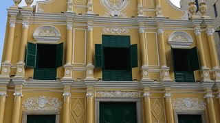 セナド広場すぐの黄色い教会