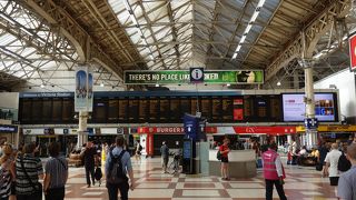 National Rail のVictoria Station. ロンドン第二の大きな駅です。無料トイレもあります。
