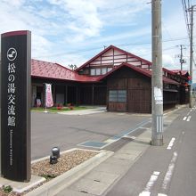 裏手の駐車場出入口～