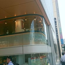 入口から見えるガラス張りの店