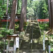 深山幽谷に建っていますが、山頂駐車場から歩けます。