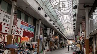 仲見世と交差する商店街